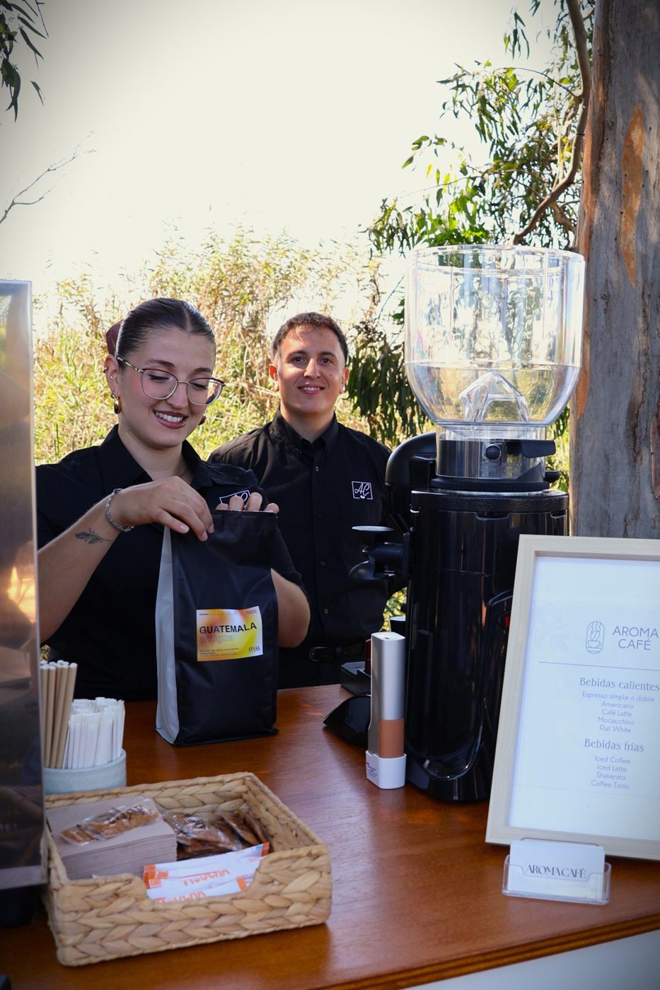 Equipo de Aroma Café en la barra