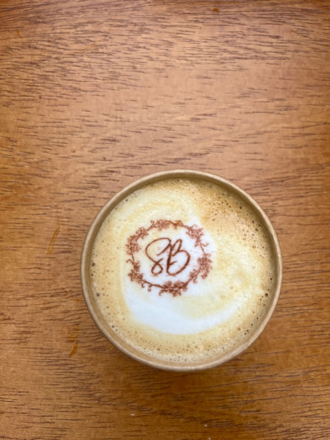 Iniciales dibujadas en la espuma de un café