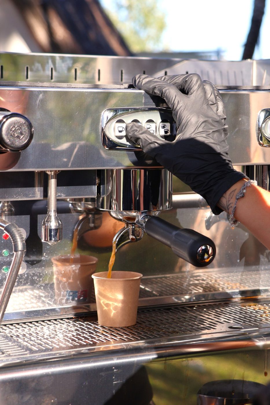 Espresso cayendo en un vaso
