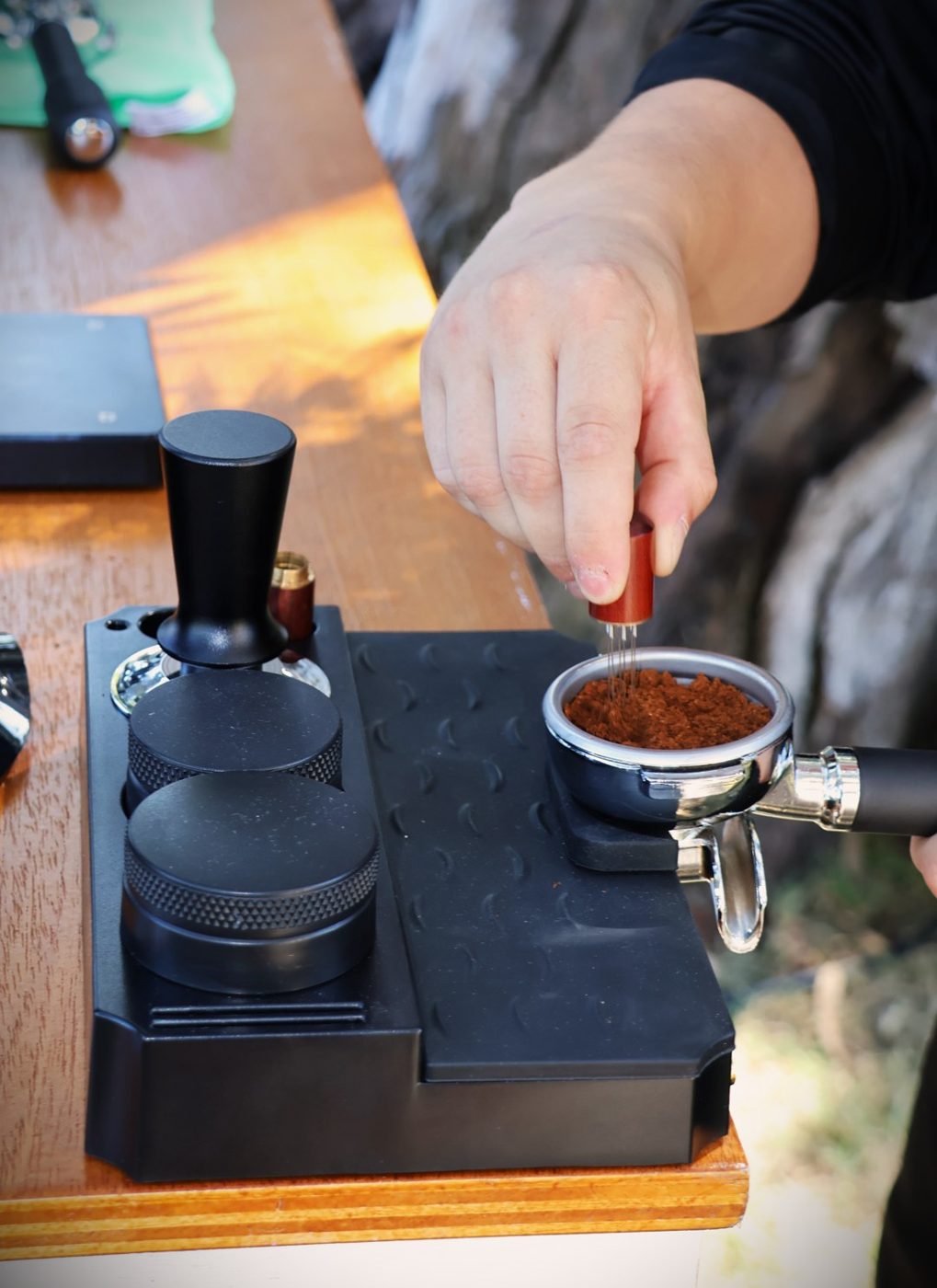 Barista preparando un espresso en la barra de Aroma Café